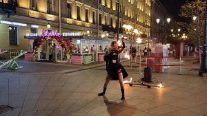 Огненное шоу. Красивая девушка укротила огонь. Танец с огнем. Санкт Петербург.