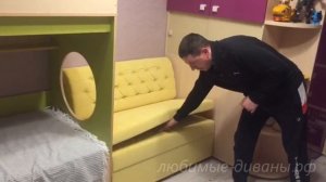 Узкий малогабаритный диван со спальным местом без подлокотников в интерьере маленькой комнаты.