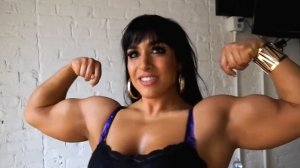 Big muscle woman flexing her powerful 16 inch biceps