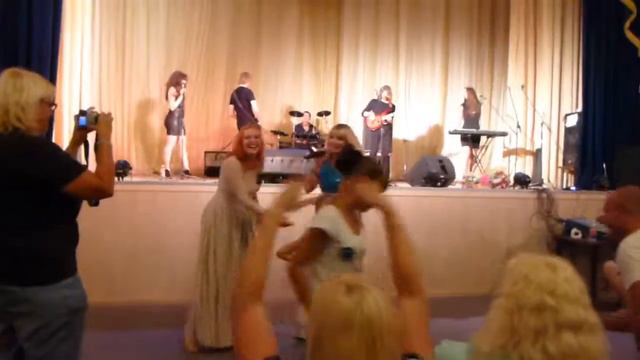 Дивноморск. Концерт Катерины Голицыной. К сожалению, здесь только то, как она меня хвалит)))) смотреть онлайн