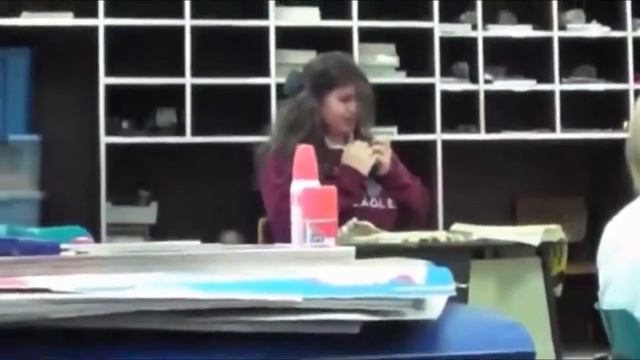 Чихают