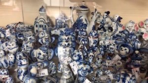 Гжель: Посуда и фигурки.