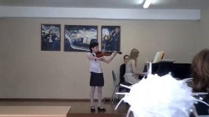 Юля сдает экзамен на скрипке