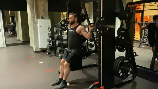 Гакк-приседания в тренажёре Смита (полуприсед) смотреть онлайн