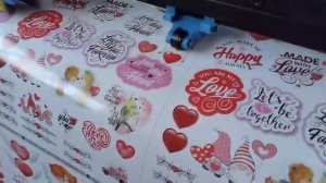 Печать и контурная резка наклеек из пленки Oracal