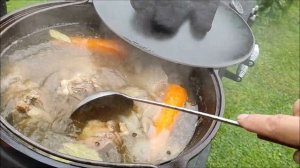 Бешбармак с бараниной и говядиной в казане на огне.