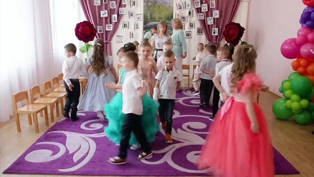 Танец маленьких выпускников