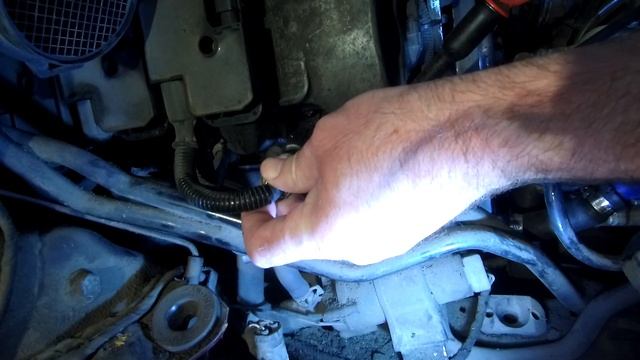 Как правильно снимать наконечники свечей зажигания двигатель Mercedes M 112 смотреть онлайн