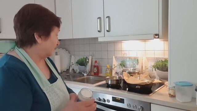 Жарим на бумаге!Вкусный соус! смотреть онлайн