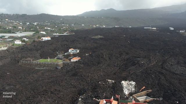 La Palma: Red Villa stops the lava in the middle of lava fields! 4K Drone 60 fps 04.12.21 смотреть онлайн