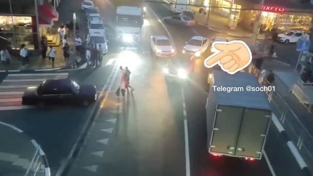 В Сочи мужчина попал под машину в нескольких метрах от пешеходного перехода смотреть онлайн