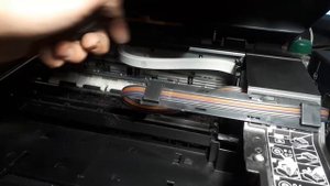 Epson XP 2100 самостоятельное обслуживание и ремонт принтер не печатет или печатает с полосами