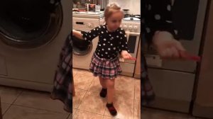 Танец маленьких девчонок.