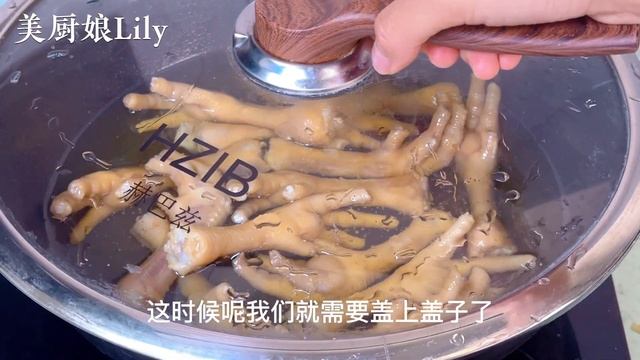 把雞爪放入滾燙的油鍋中，瞬間變成經典美食，蓬松入味一吸脫骨，【麗麗廚房】，#燒虎皮雞爪做法， #燒虎皮雞爪料理食譜 ，#虎皮雞爪怎麼燒好吃 ，#家常菜 смотреть онлайн