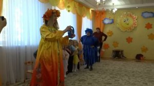 Музыкальная игра "Едем, едем на машине" на осеннем развлечении (Видео Валерии Вержаковой)