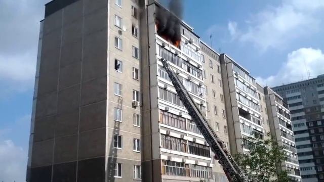 Пожарные спасают ребенка