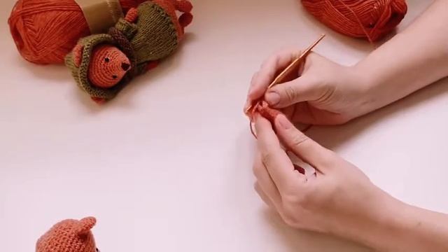 Лисенок крючком  Часть 3  Вяжем лапки хвостик собираем игрушку
