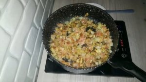 Макароны с беконом и шампиньонами.