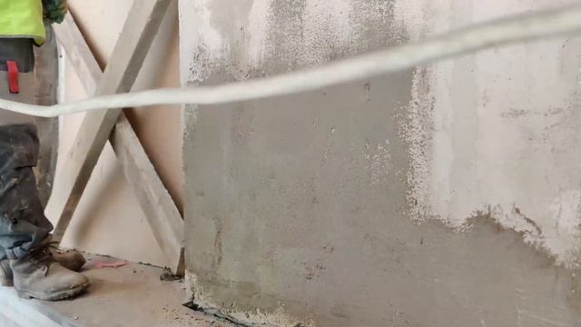 Штукатурка по штукатурке, сращение новой штукатурки со старой производится через адгезионный обрызг