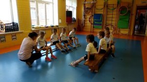 Упражнения на гимнастических скамейках