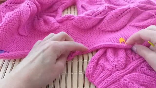 Костюмчик С БОЛЬШИМИ ЛИСТЬЯМИ на девочку от 1,5 до 2 лет ЧАСТЬ 2. Вяжем и пришиваем рукава. смотреть онлайн