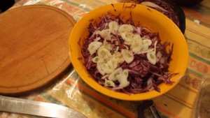 Зимний салат из синей капусты.