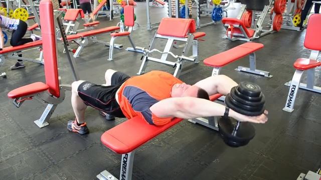 Пуловер с гантелью лежа смотреть онлайн