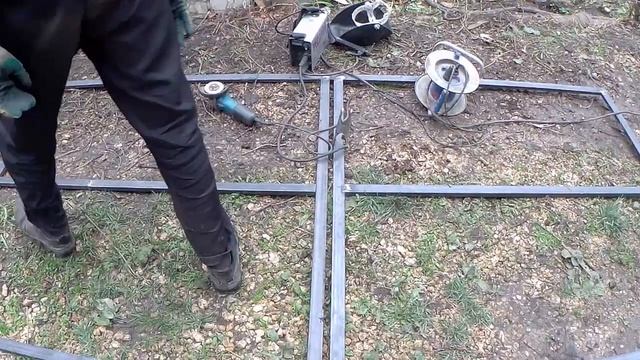 ДЕЛАЕМ ЗАБОР НА ДАЧЕ ИЗ ПРОФНАСТИЛА. ПРИВАРКА ПРОЖИЛИН К СТОЛБАМ. СВАРКА КАЛИТОК И ВОРОТ -  2 серия
