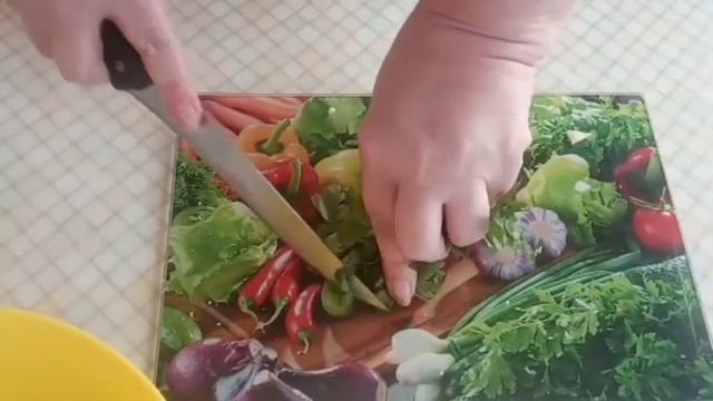 Очень вкусный салат без майонеза с гренками, сыром и зеленым горошком! Салат Пастушка!