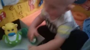 Ребенок убирает игрушки. Вот как нужно убираться