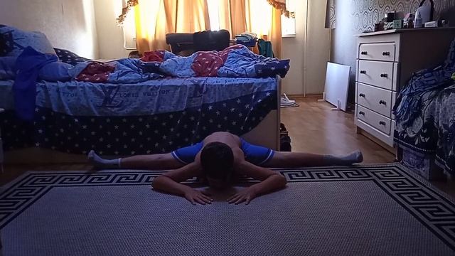 Наклоны туловища, сидя в поперечном шпагате. смотреть онлайн