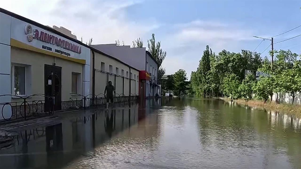 Эвакуация людей проходит из районов Каховской ГЭС, по которой националисты нанесли удар