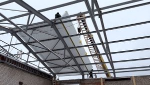 Монтаж кровельных сэндвич  панелей 10,3 длиной  на наш новый цех