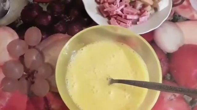 Омлет с колбасой и хлебом.