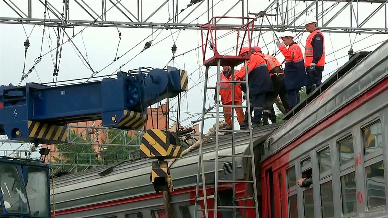 Новости в коми сошел поезд. Выбор с поездом. Поезд без вагонов. Пассажиры в поезде. Пассажирский поезд.