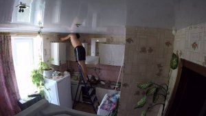 Демонтаж старых потолочных плинтусов на кухне .