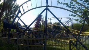 Захватывающий аттракцион "Американские горки" в парке "Тополя" в Оренбурге.
