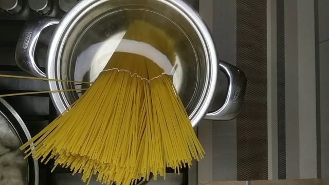 Рецепт пасты с курицей и грибами в сливочном соусе. смотреть онлайн