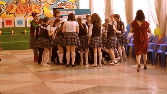Расставание с любимым учителем... (Выпускники начальной школы расстаются со своим любимым учителем)