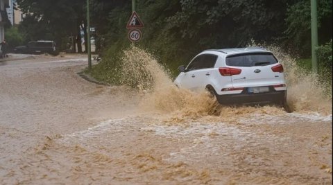 Наводнение в Германии превратило улицы города Адорф в бурные реки