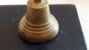 маленький колокольчик---- дзинь,дзинь