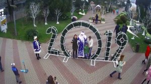 16 декабря 2018 в  Геленджике дед мороз раздает всем подарки.