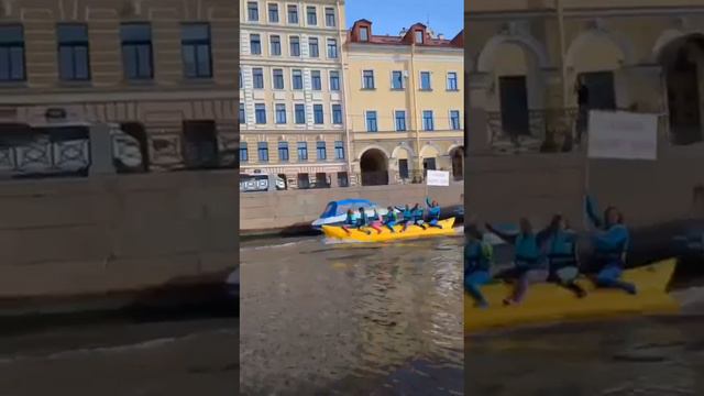 Надувной банан от компании Планета Вода.