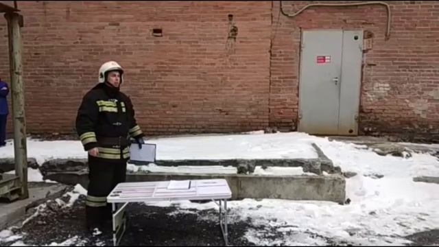 В Екатеринбурге горит разлитая краска на лакокрасочном заводе смотреть онлайн