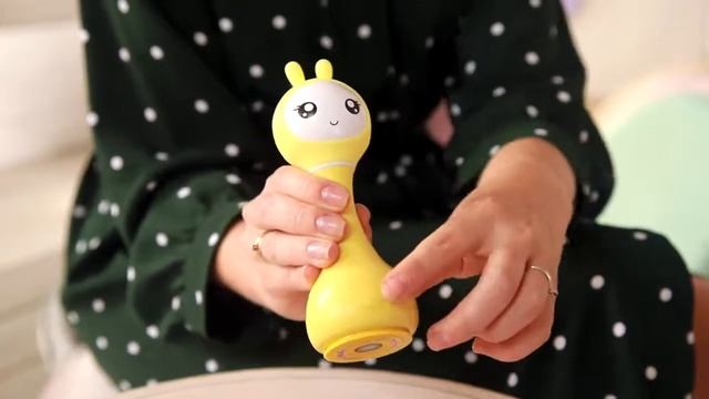 Интерактивная обучающая музыкальная игрушка погремушка Умный зайка alilo R1 c распознаванием цветов смотреть онлайн