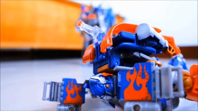 Transformers Stop Motion:Ultimate Optimus Prime V.S Starscream.柯博文vs天王星