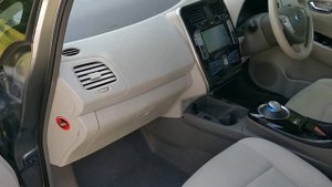 Обзор электромобилей Nissan Leaf G и X, в чём отличия комплектаций AZE0, тест солнечной батареи.