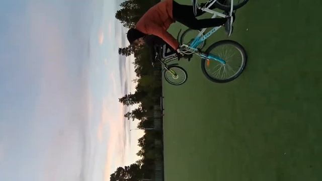 Обучение езды на заднем колесе!!! смотреть онлайн