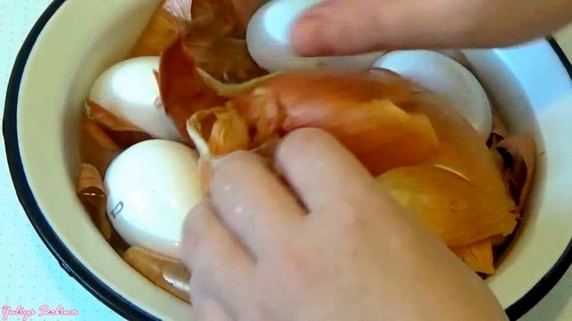 ?КРАСИМ ЯЙЦА НА ПАСХУ ЛУКОВОЙ ШЕЛУХОЙ ? САМЫЙ ПРОСТОЙ СПОСОБ ПОКРАСИТЬ ЯЙЦА?