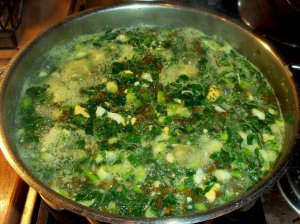 Зелёный борщ с крапивой и щавелем..mp4